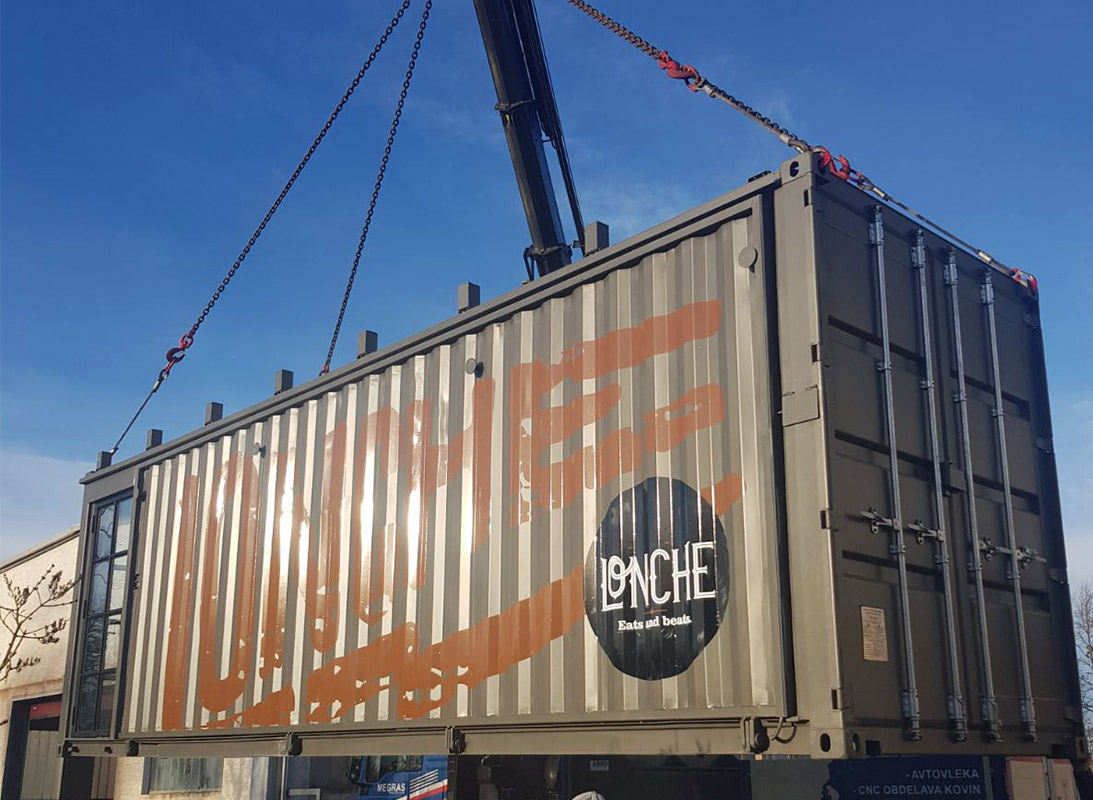 RMB STREETFOOD-CONTAINER - Modularni objekt priperljali na zaželeno lokacijo