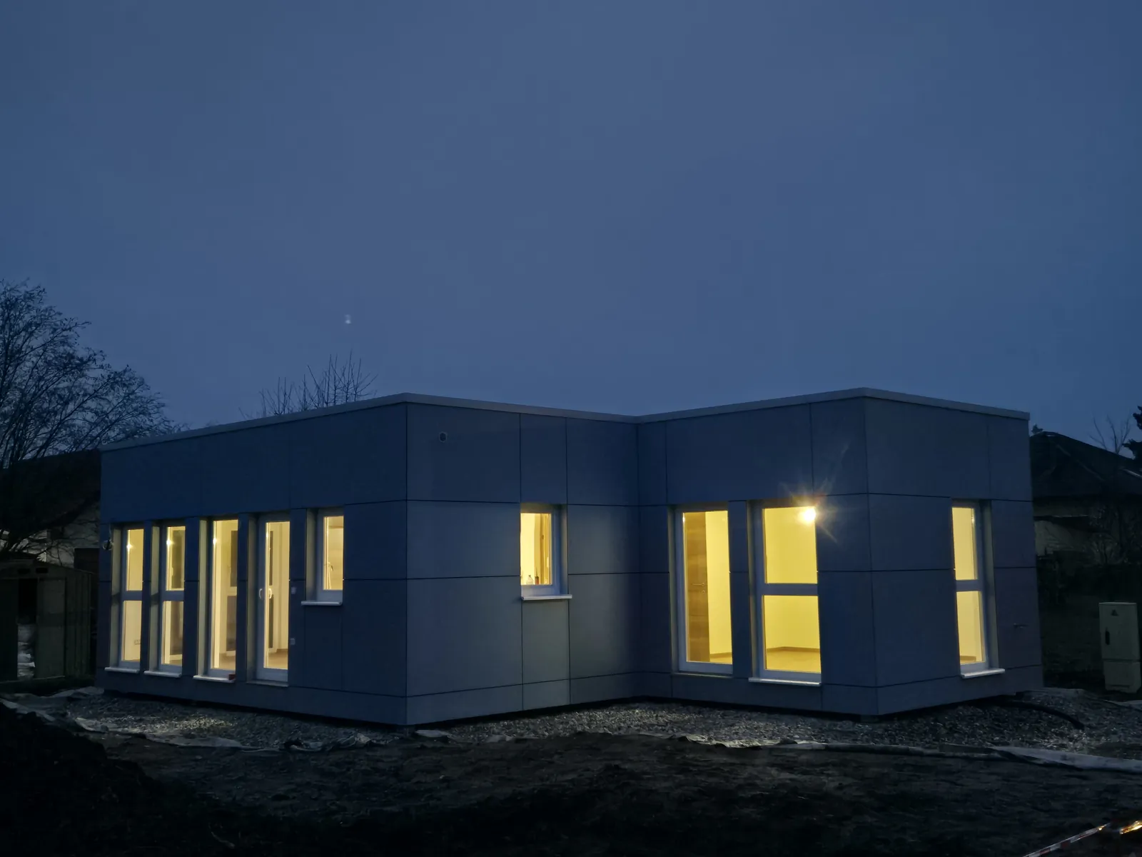 RMB MODUL 75 – Das Fensterhaus, Spillern – beleuchtetes Modulhaus in der Nacht