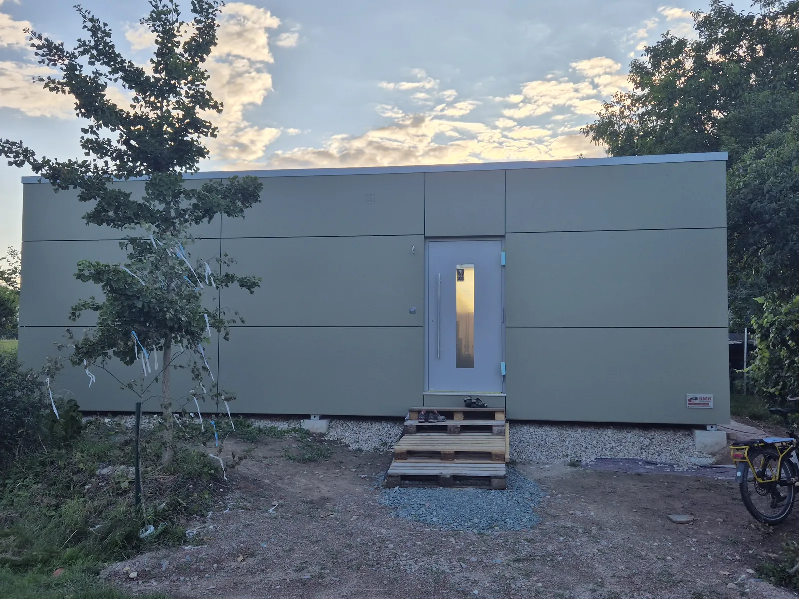 RMB Modul 38 – das Bachelorhaus, Crimmitschau – Eingang des modularen Holzhauses