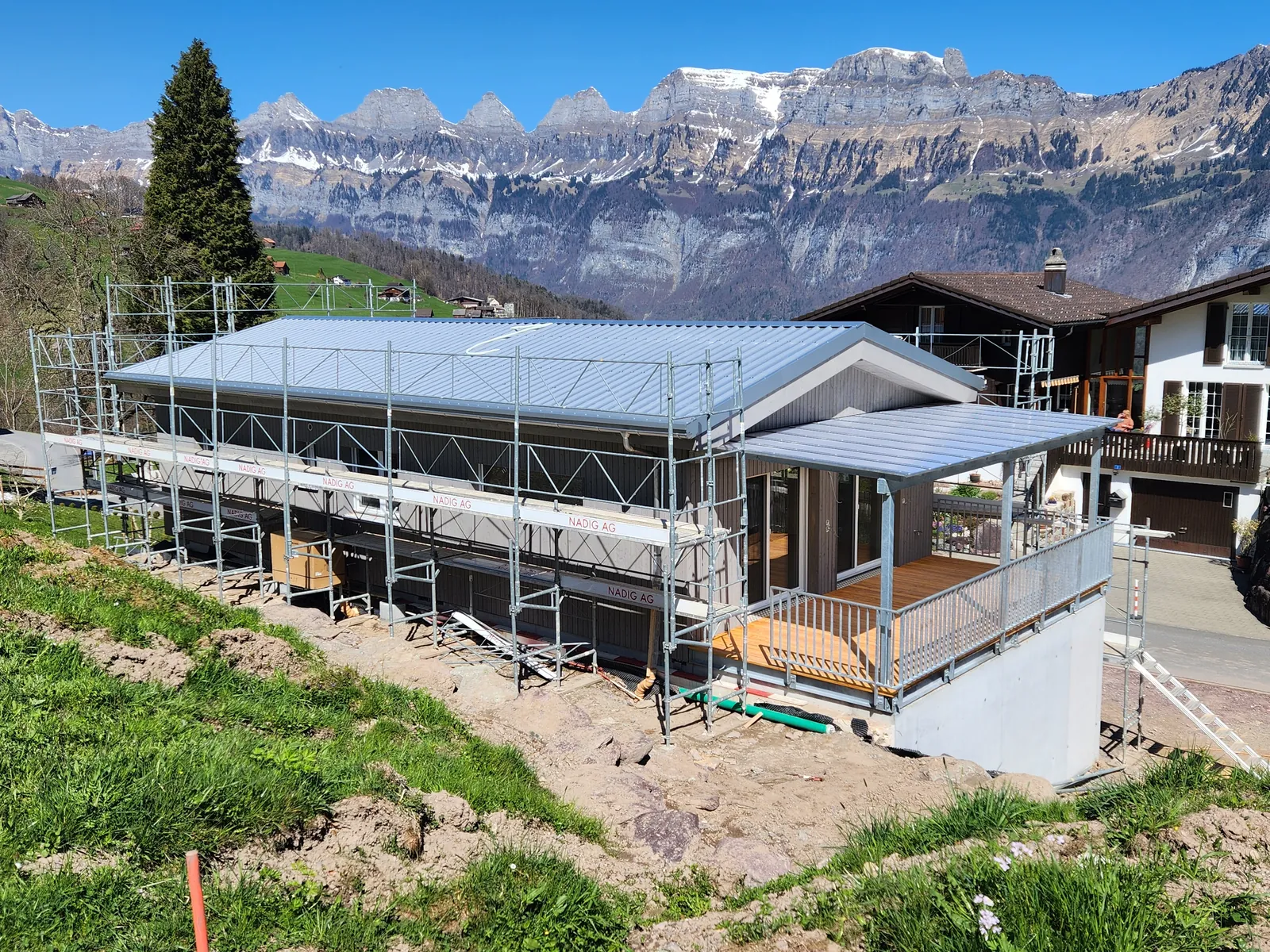 RMB Modul 93 – Das Schweizer Alpen Haus, Flums – modulares Holzhaus mit Satteldach, Terrasse und Pergola