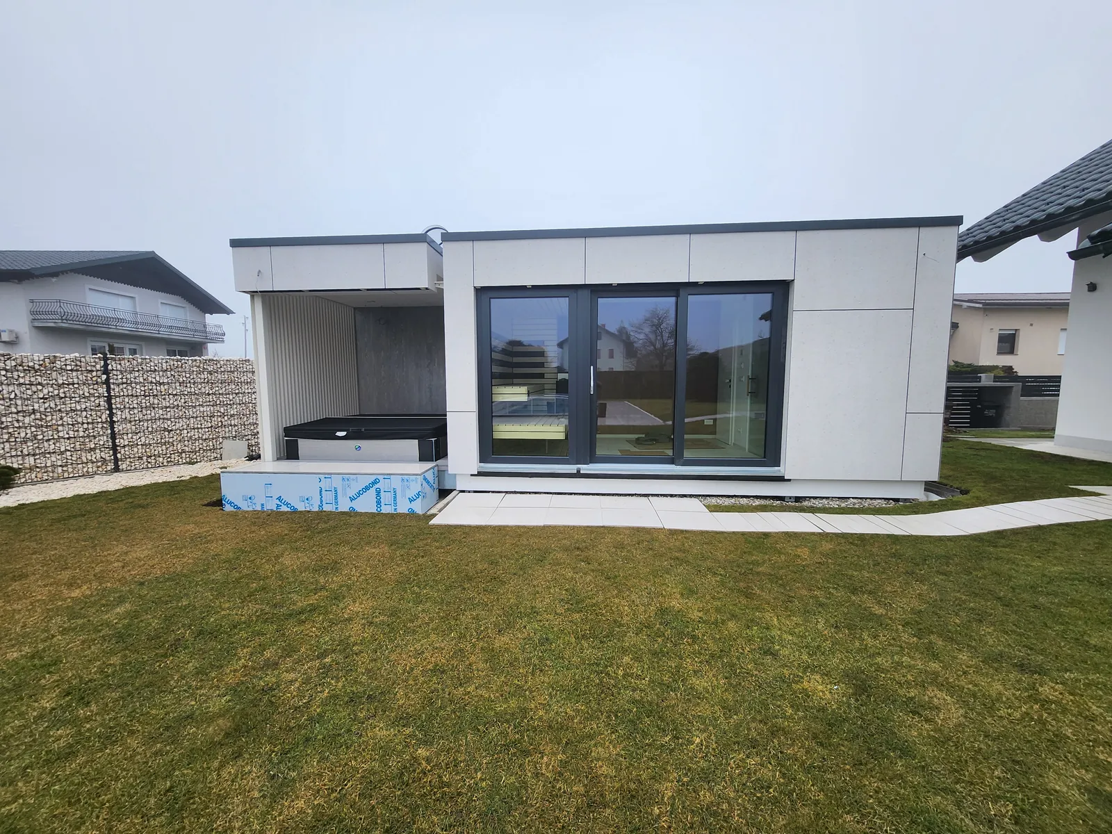 RMB Sauna Modul – Maribor – modulare Außensauna aus Holz mit Whirlpool im Garten